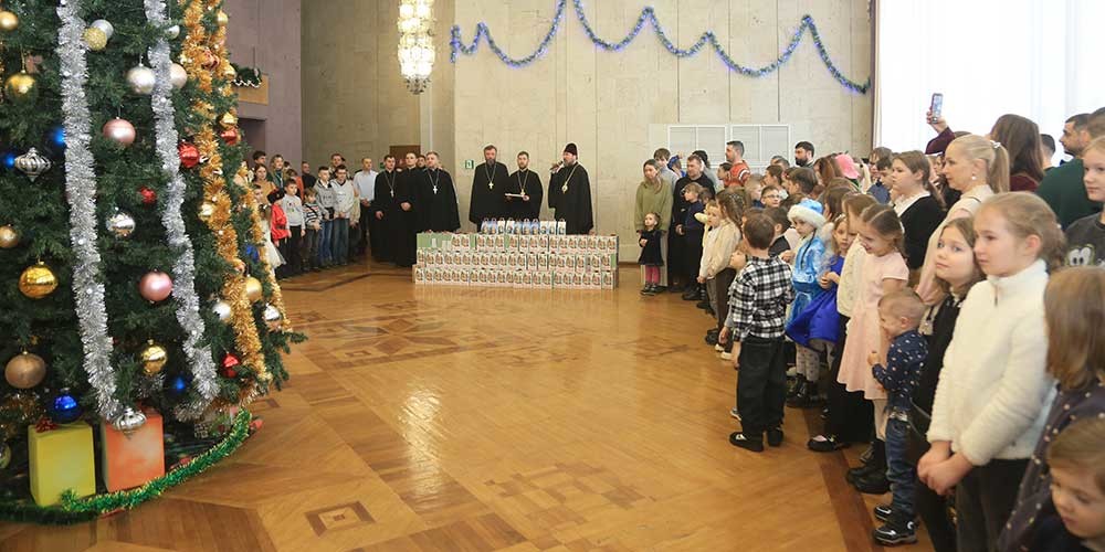 В Бобруйске прошла Архиерейская Рождественская елка для 200 юных прихожан