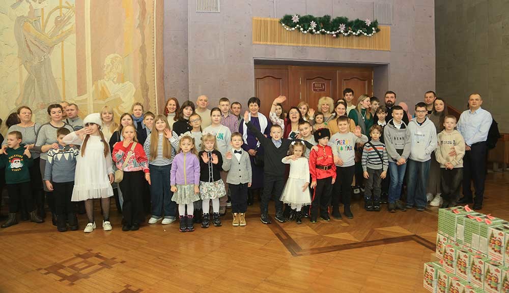 В Бобруйске прошла Архиерейская Рождественская елка для 200 юных прихожан