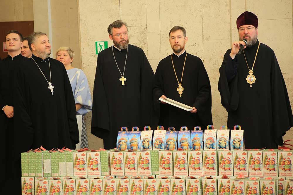 В Бобруйске прошла Архиерейская Рождественская елка для 200 юных прихожан