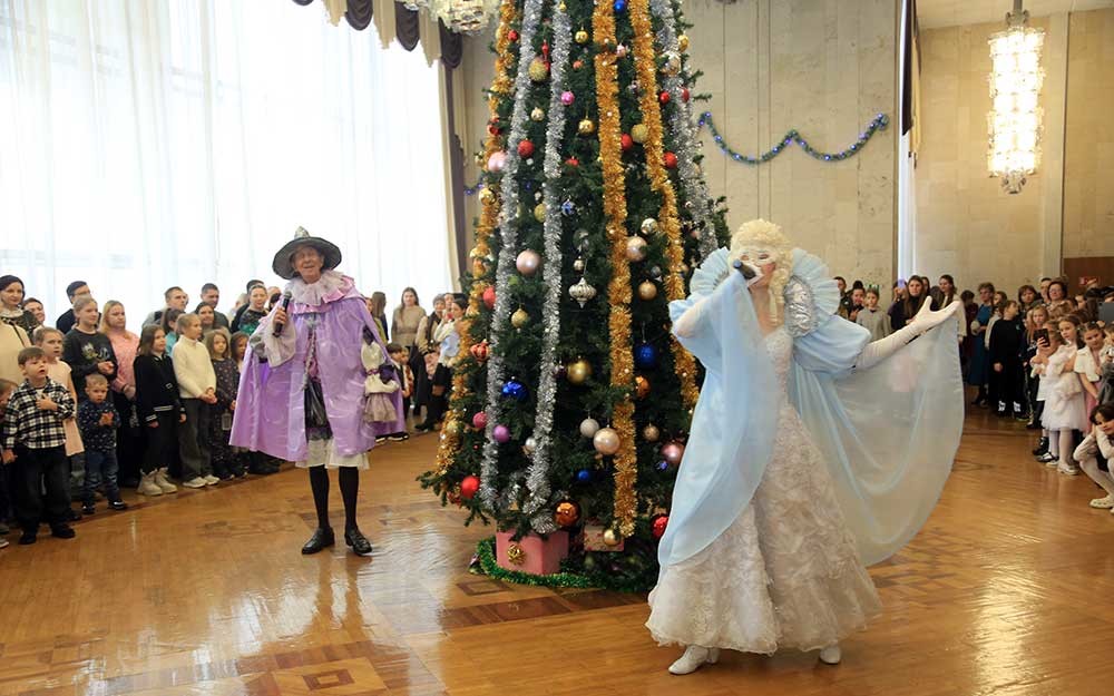 В Бобруйске прошла Архиерейская Рождественская елка для 200 юных прихожан