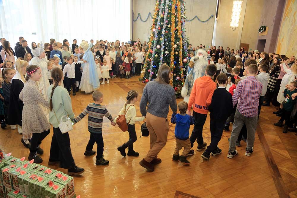 В Бобруйске прошла Архиерейская Рождественская елка для 200 юных прихожан