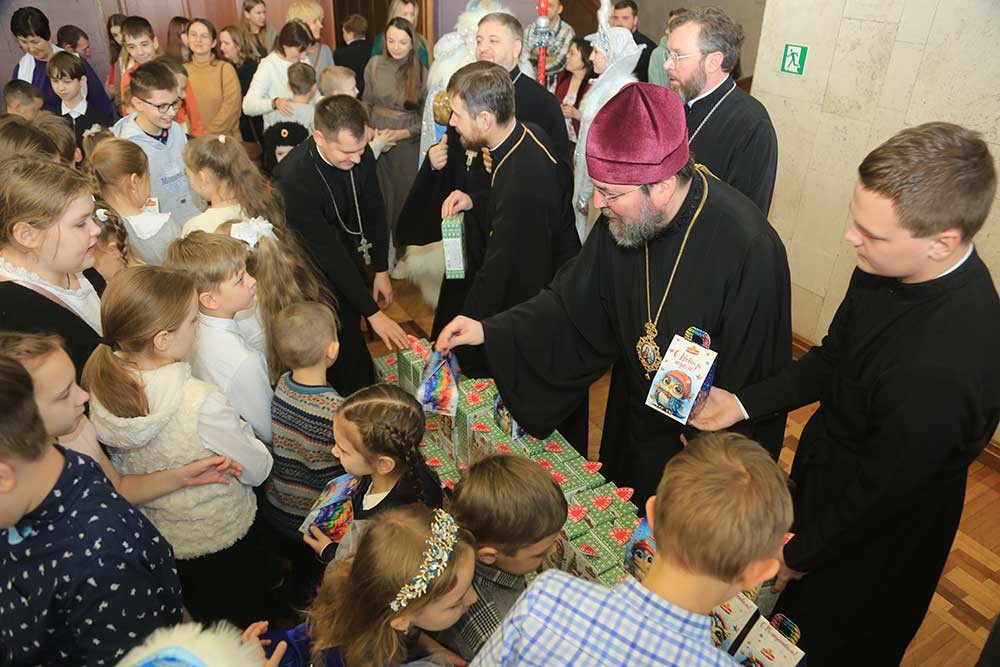 В Бобруйске прошла Архиерейская Рождественская елка для 200 юных прихожан