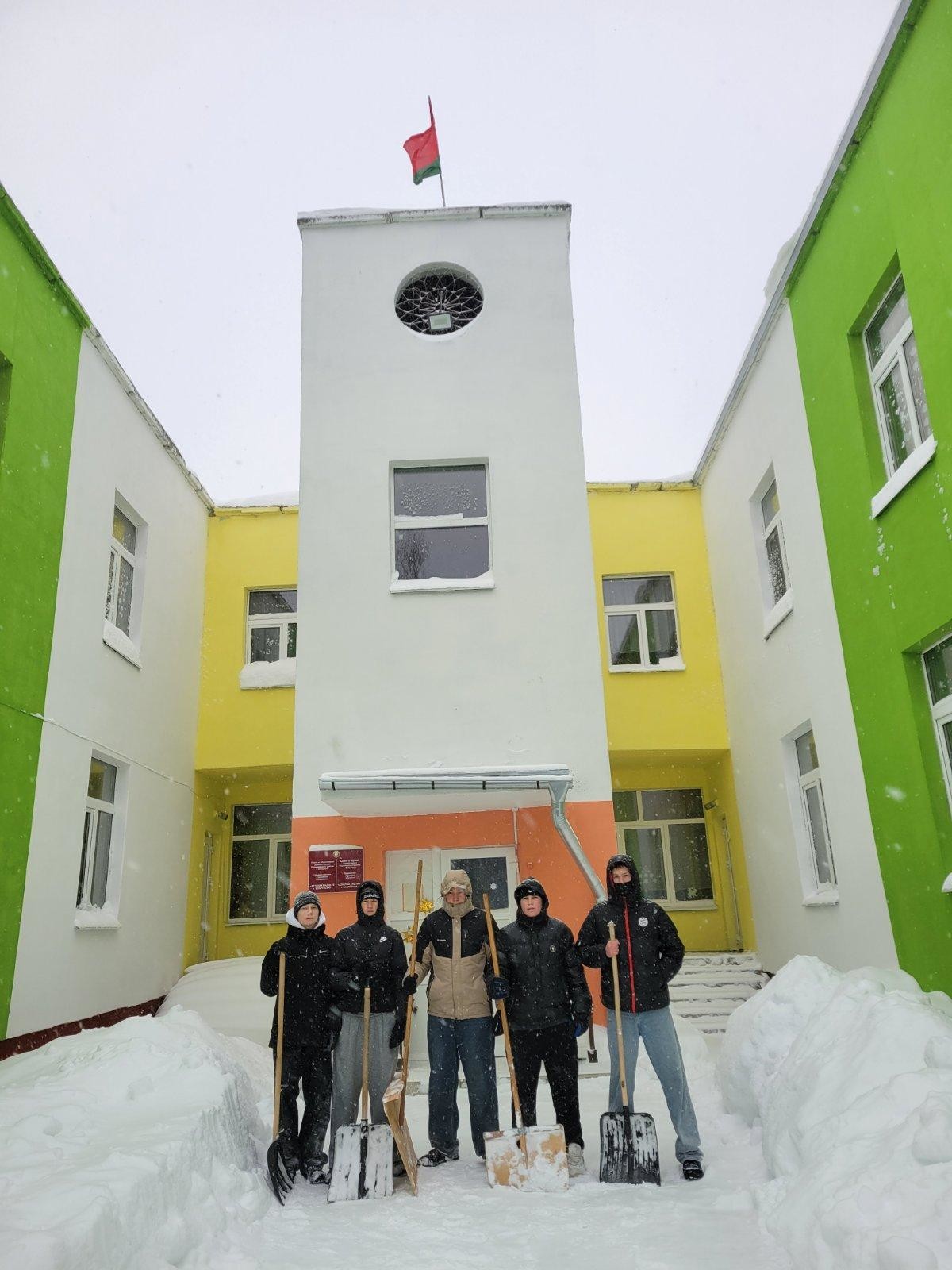 Расчистка территории детсада от снега Расчистка территории детсада от снега