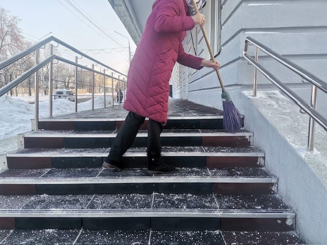 Когда &laquo;коммунальщикам&raquo; нужна помощь: работники предприятий Ленинского района вышли на уборку снега