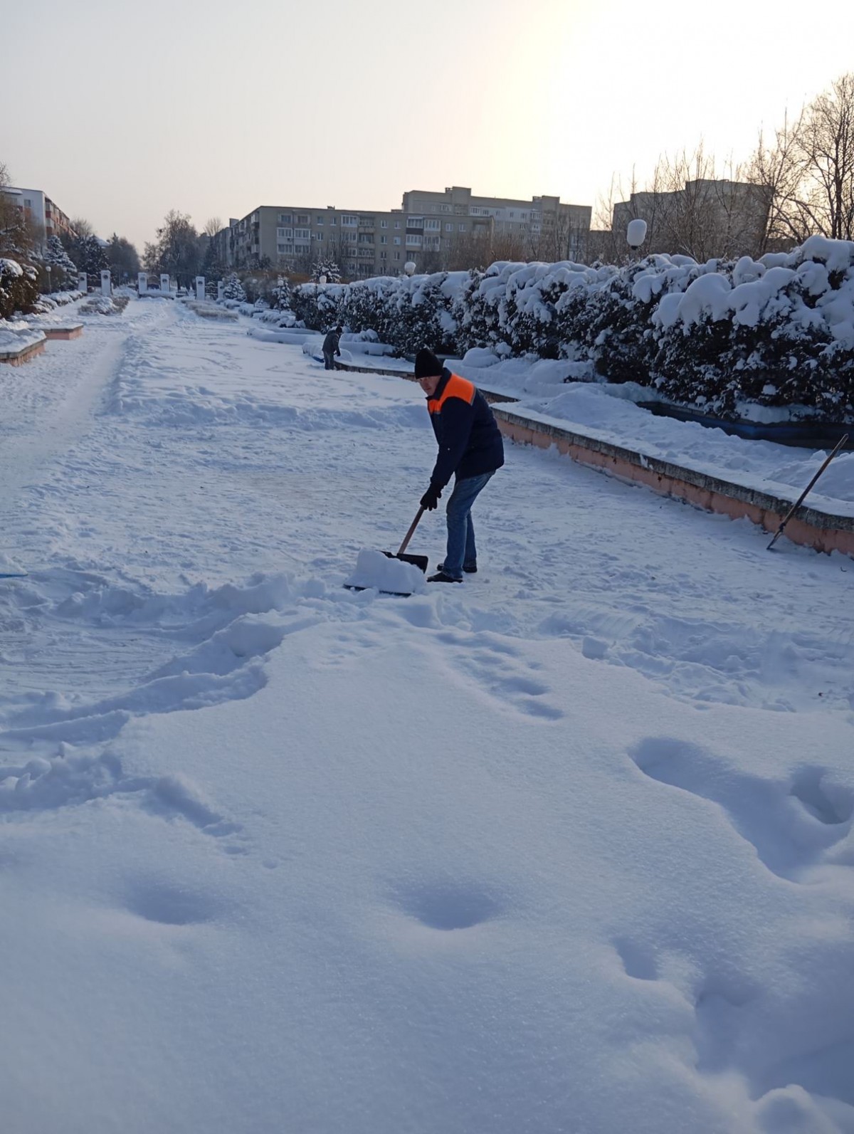 Когда &laquo;коммунальщикам&raquo; нужна помощь: работники предприятий Ленинского района вышли на уборку снега