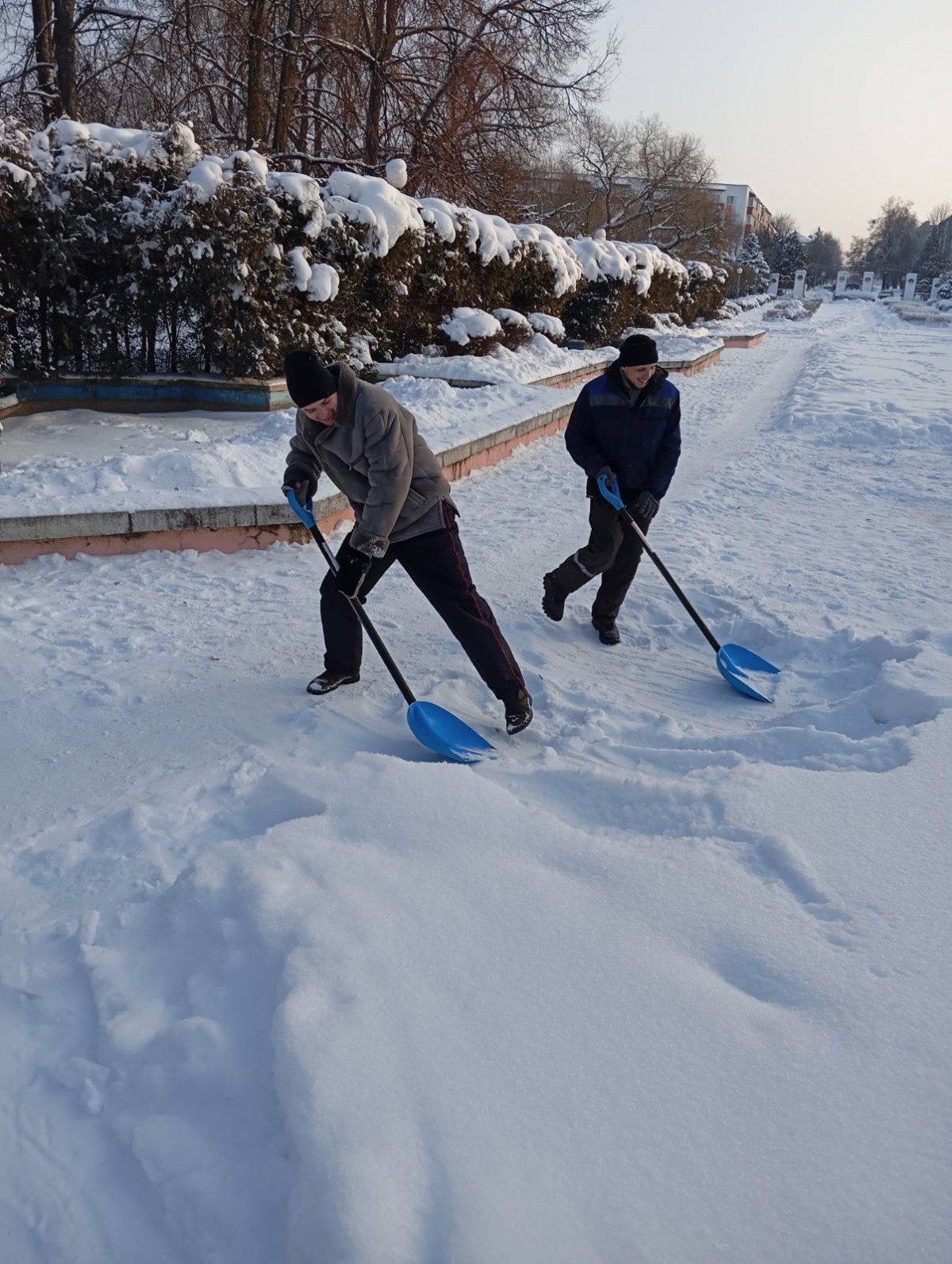 Когда &laquo;коммунальщикам&raquo; нужна помощь: работники предприятий Ленинского района вышли на уборку снега
