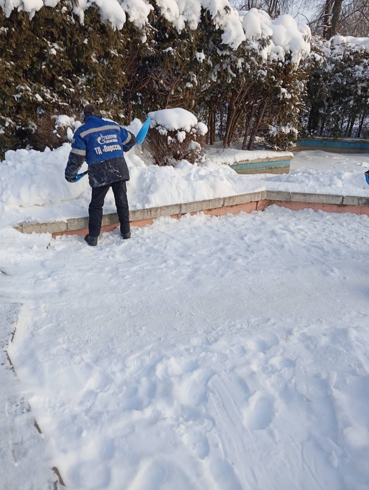 Когда &laquo;коммунальщикам&raquo; нужна помощь: работники предприятий Ленинского района вышли на уборку снега