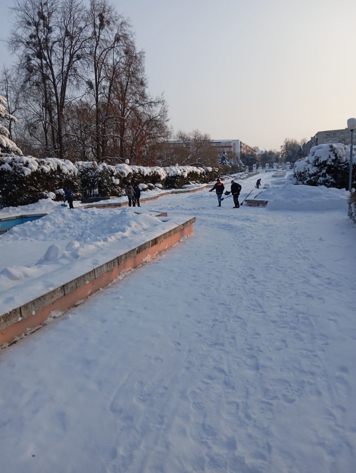 Когда &laquo;коммунальщикам&raquo; нужна помощь: работники предприятий Ленинского района вышли на уборку снега