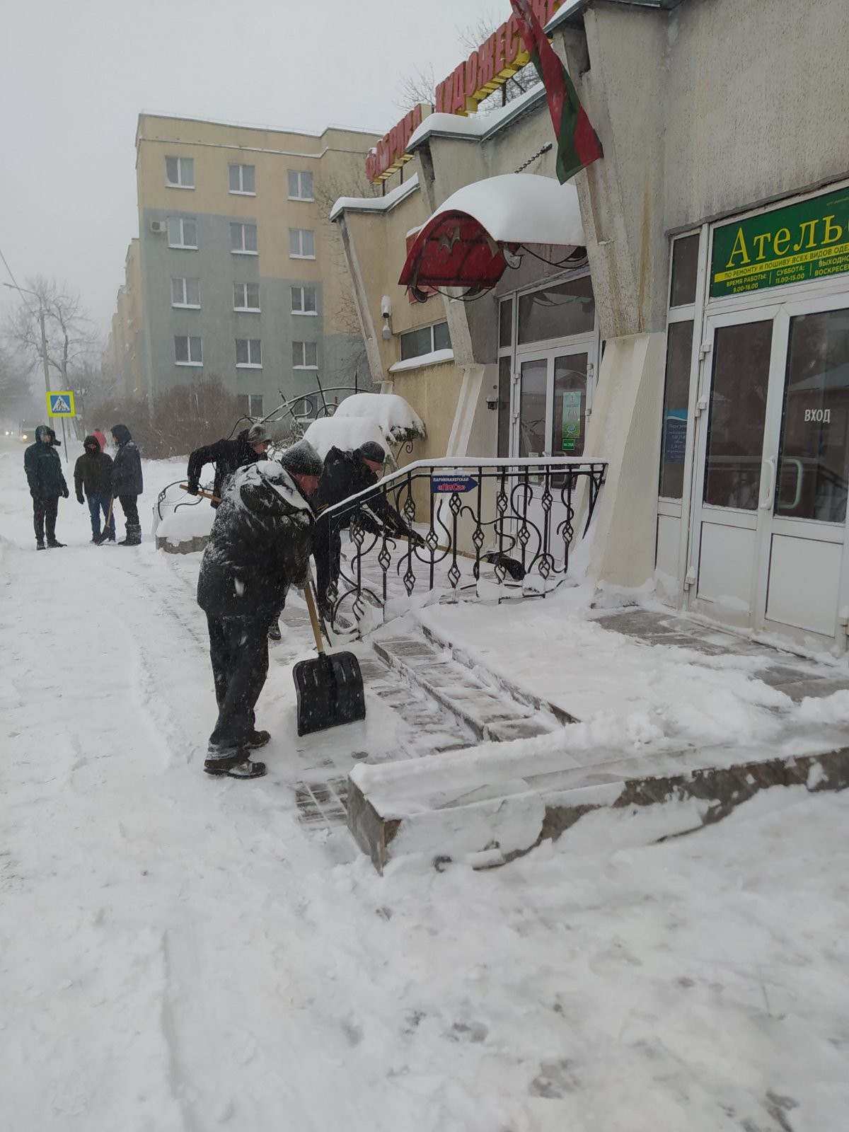 Когда &laquo;коммунальщикам&raquo; нужна помощь: работники предприятий Ленинского района вышли на уборку снега