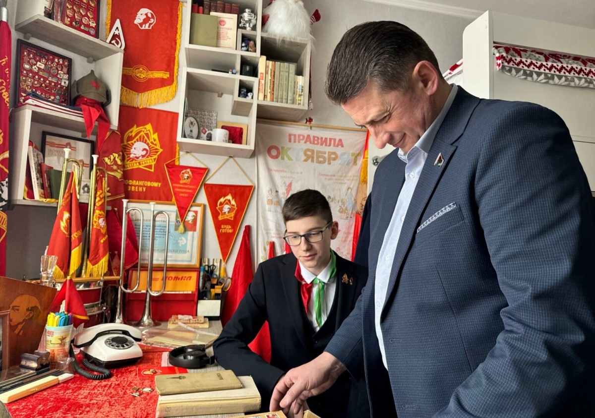 Бобруйский школьник в своей комнате создал мини-музей пионерии