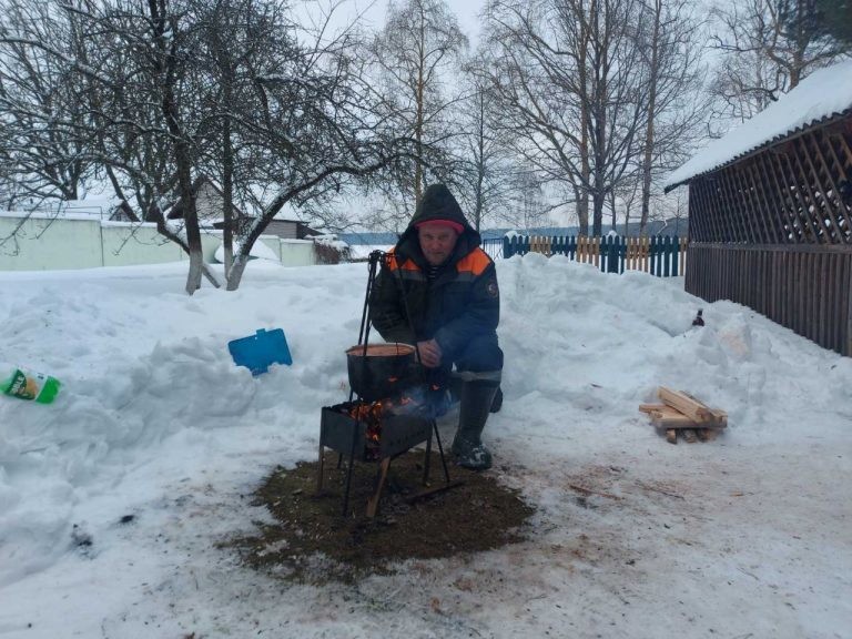 Энергетики Бобруйска устроили битву за самую крупную щуку на льду Чигиринки