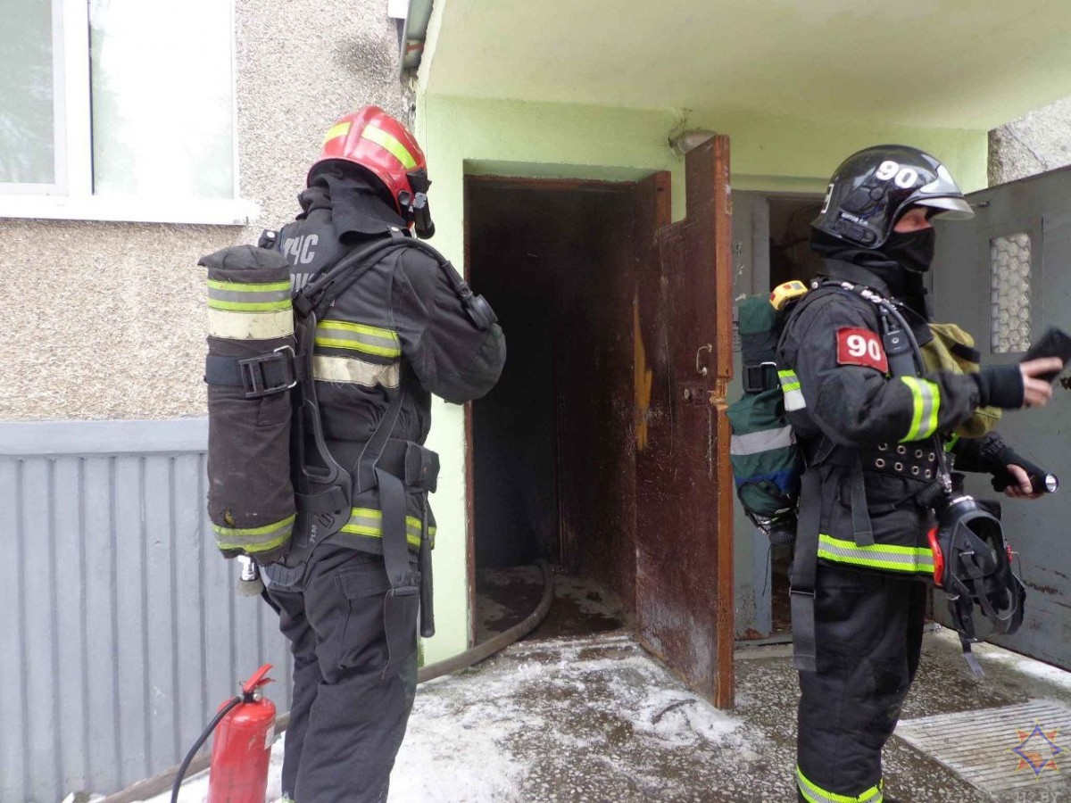 МЧС спасли пятерых из задымленного дома на Горелика