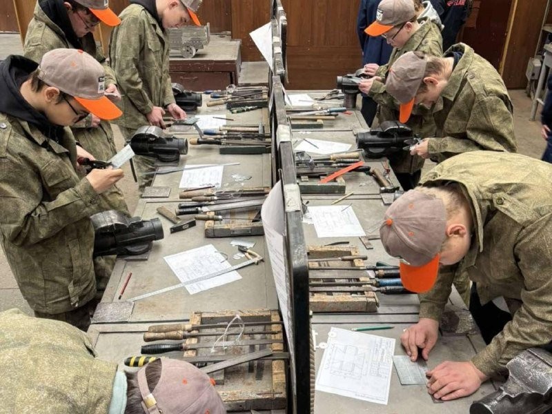 Мастерство на кончиках пальцев: юные бобруйчане соревновались в слесарном деле