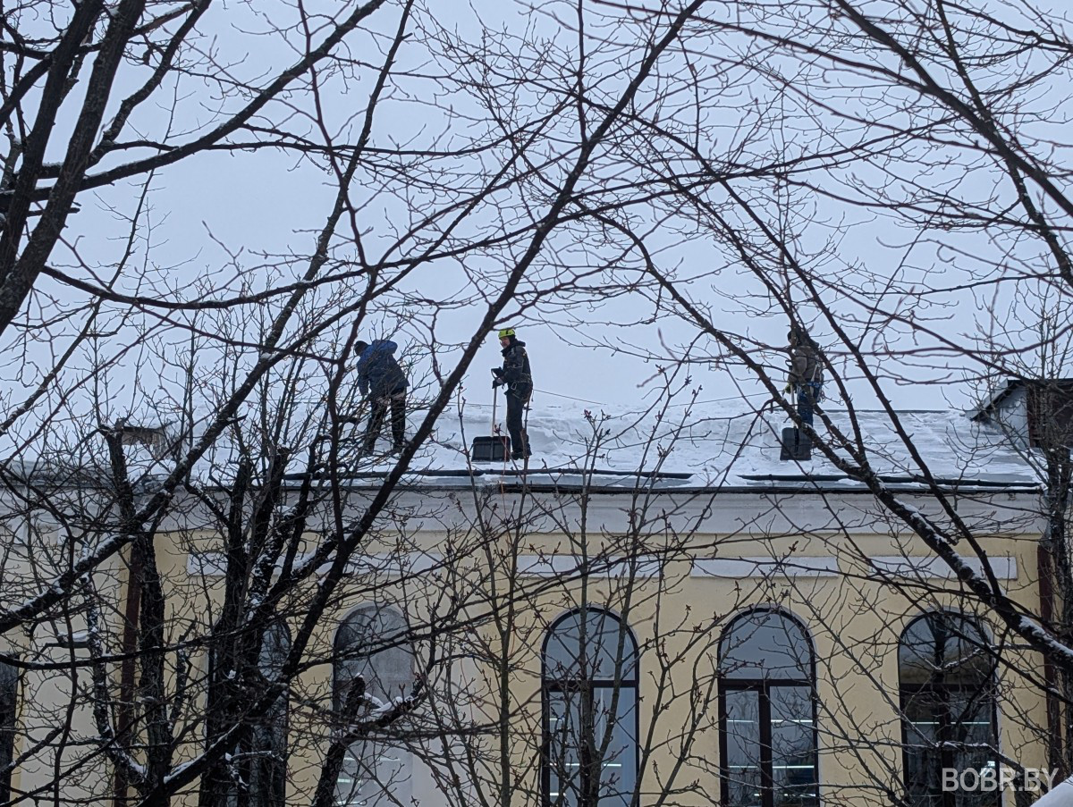 Чистят крышу от снега. Бобруйск