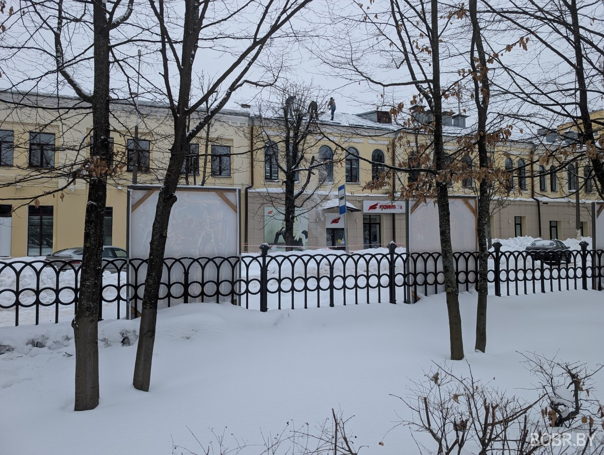 Чистят крышу от снега. Бобруйск