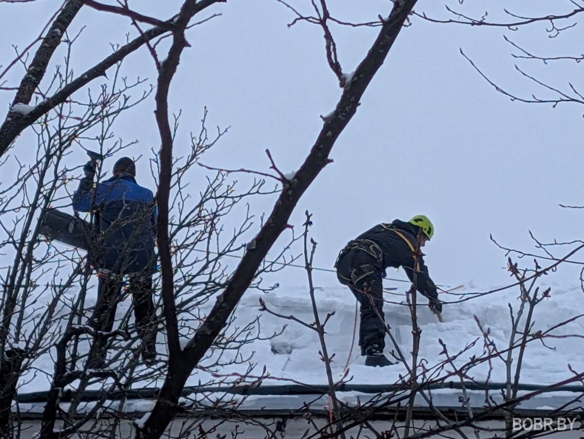 Чистят крышу от снега. Бобруйск