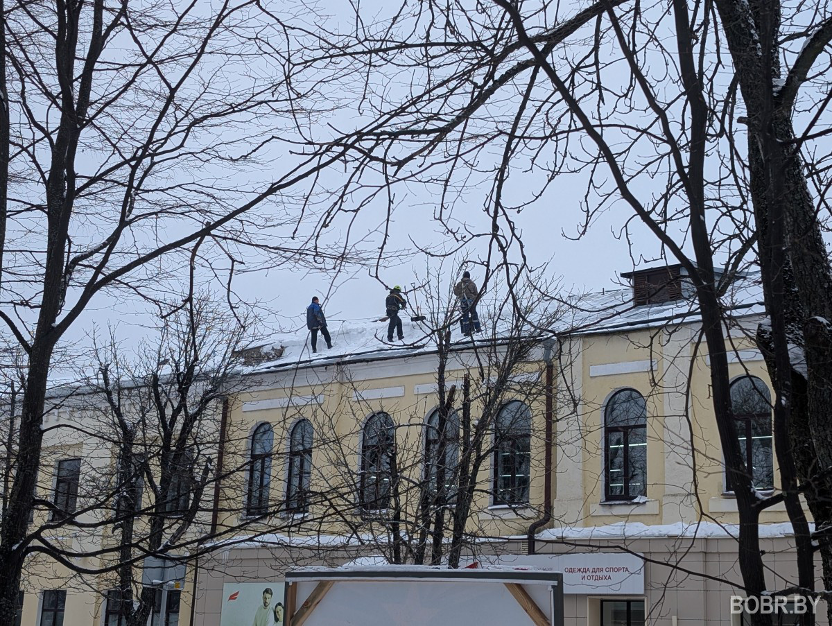Чистят крышу от снега. Бобруйск