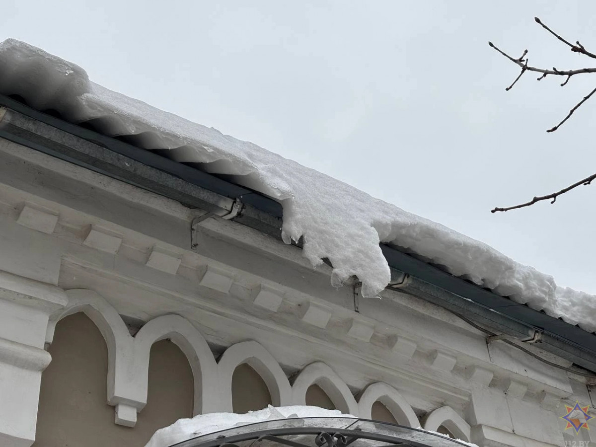 В Бобруйске женщина пострадала от падения снега с крыши