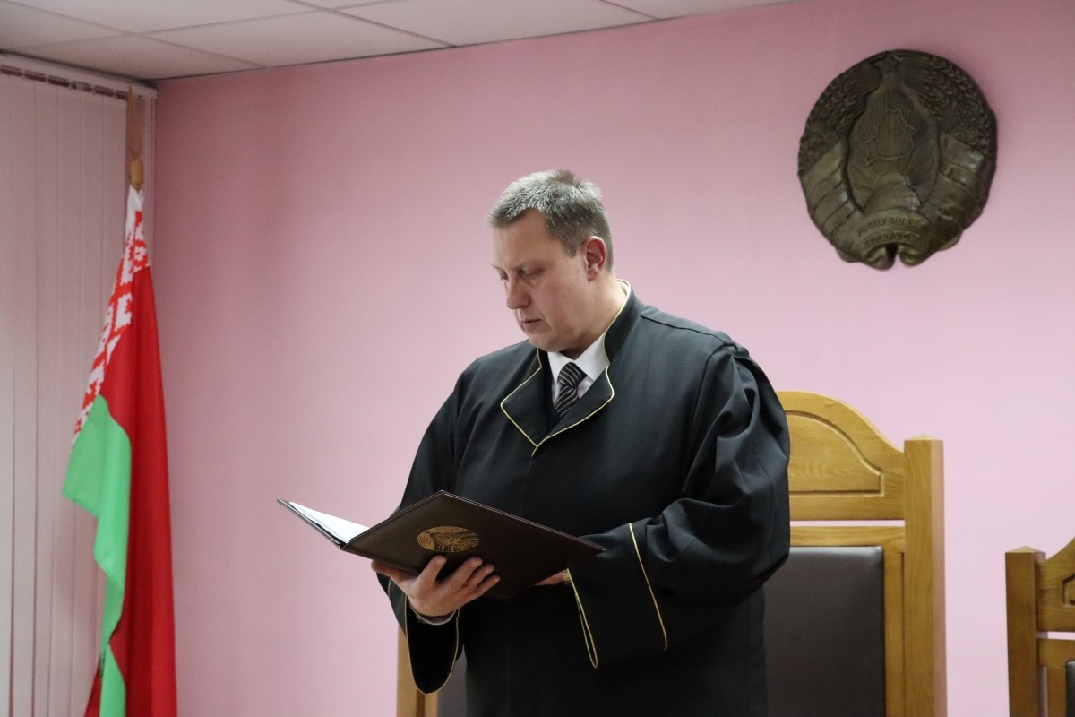 Зал суда вместо отсрочки: в Бобруйске подросток отправился под стражу