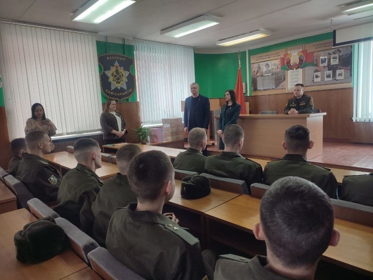 Бобруйский военкомат принял делегацию профсоюза АПК с подарками для призывников