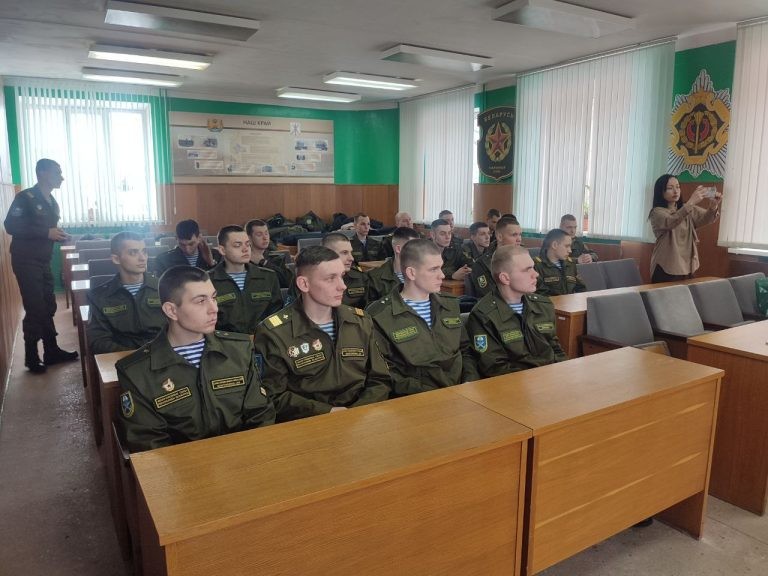 Бобруйский военкомат принял делегацию профсоюза АПК с подарками для призывников