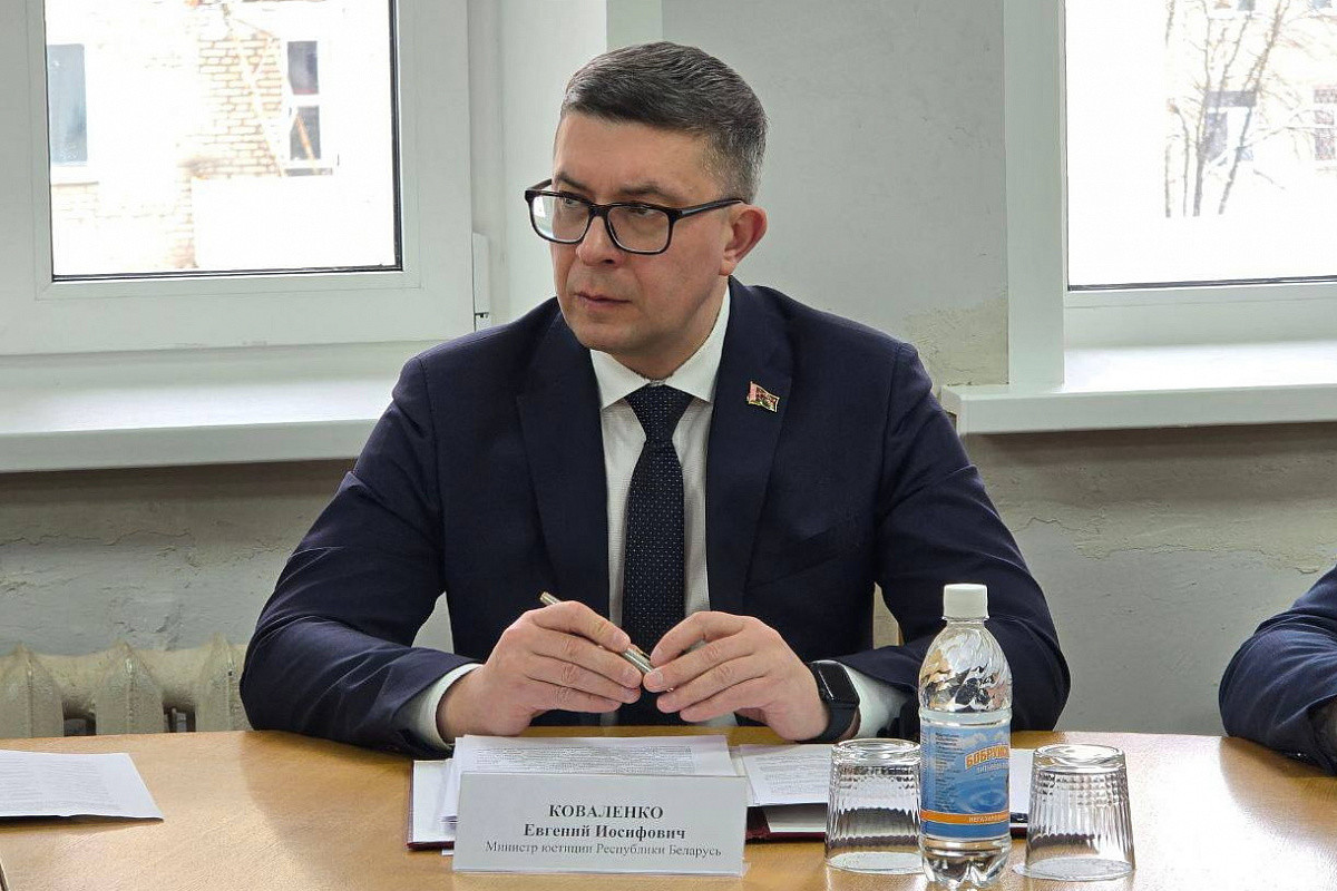Министр юстиции проверил работу с обращениями граждан в Бобруйске