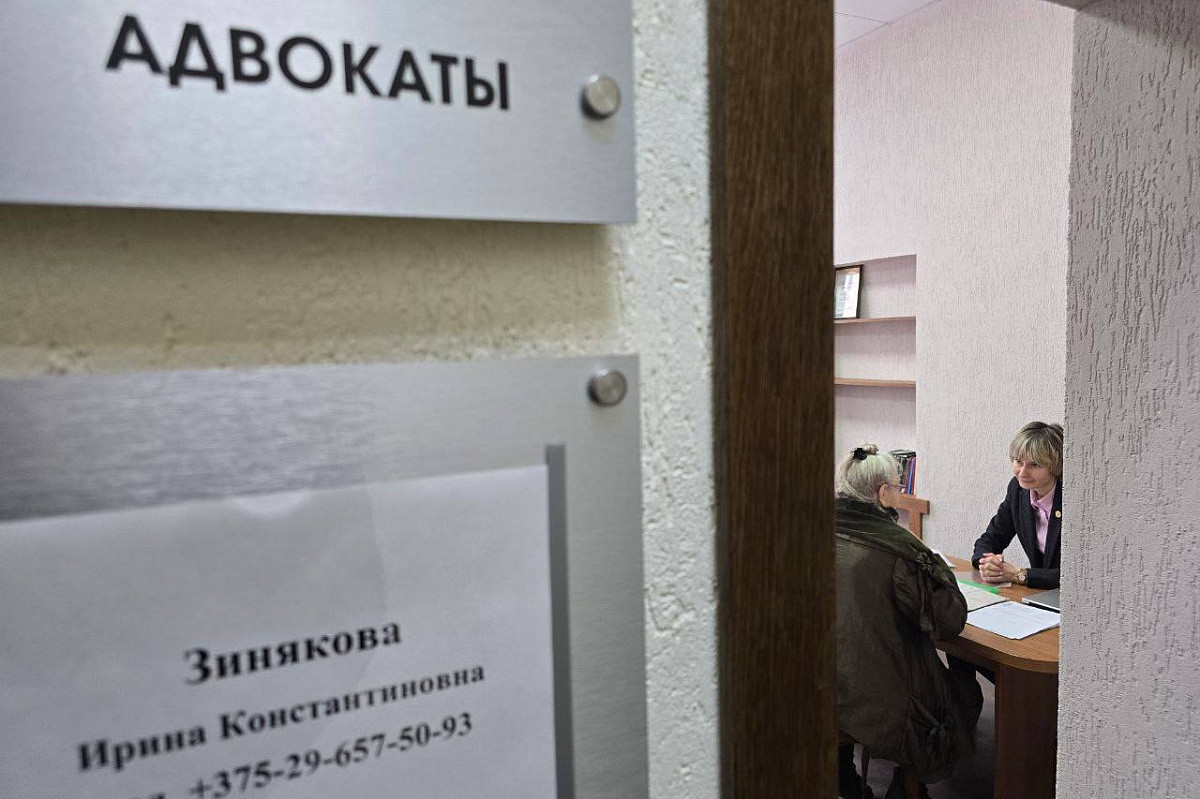 Министр юстиции проверил работу с обращениями граждан в Бобруйске