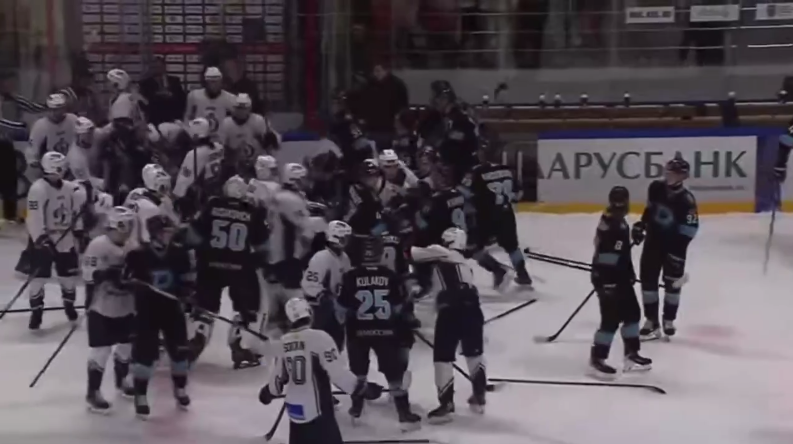 Массовая драка вспыхнула между &laquo;Динамо-Шинником&raquo; и питерским &laquo;Динамо&raquo;