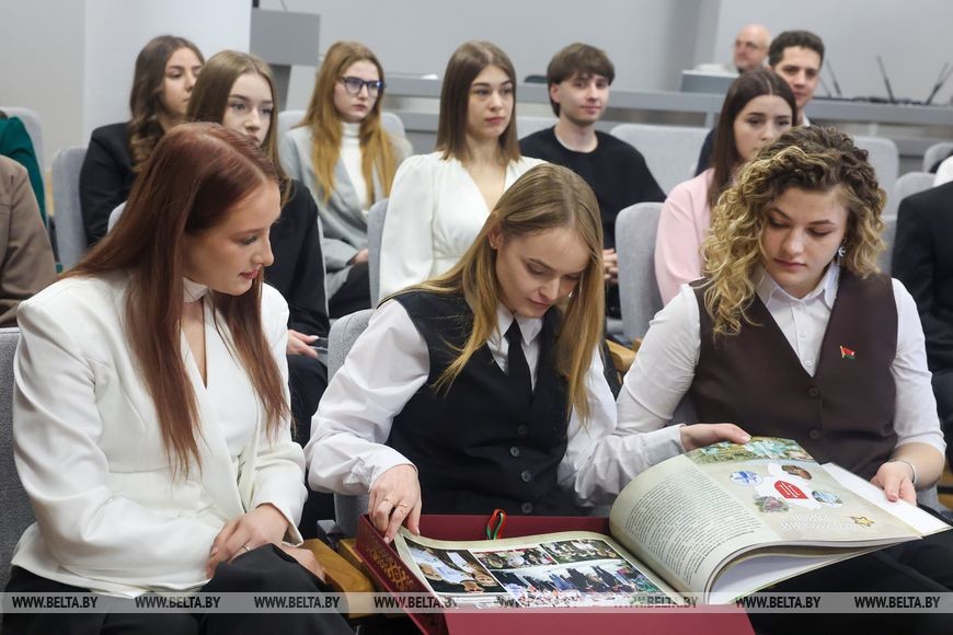 Дарья Степанова из Бобруйска рассказала о популяризации сельской жизни на встрече с Анатолием Исаченко