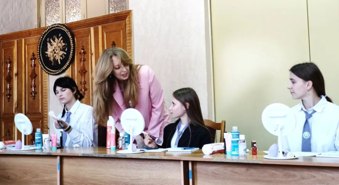 &laquo;Белорусский союз женщин&raquo; провел мастер-класс по красоте для воспитанниц Каменской школы-интерната