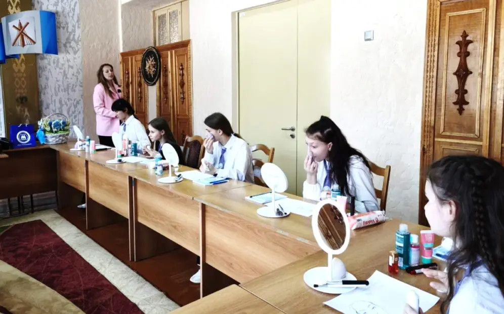 &laquo;Белорусский союз женщин&raquo; провел мастер-класс по красоте для воспитанниц Каменской школы-интерната