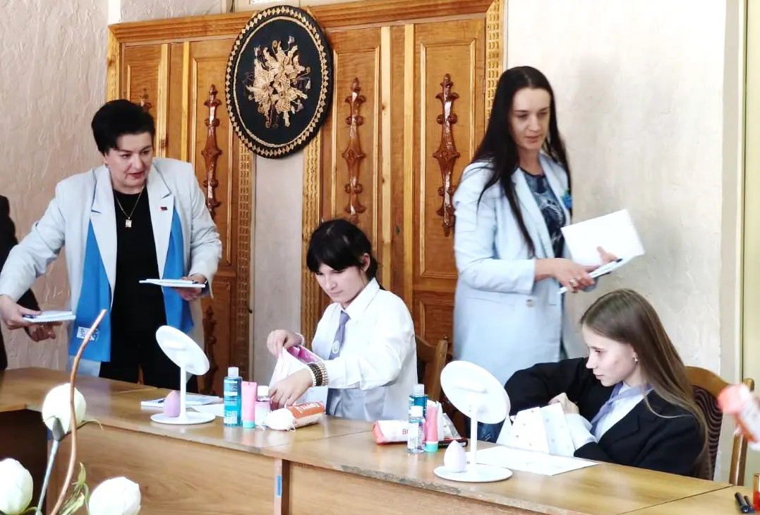 &laquo;Белорусский союз женщин&raquo; провел мастер-класс по красоте для воспитанниц Каменской школы-интерната
