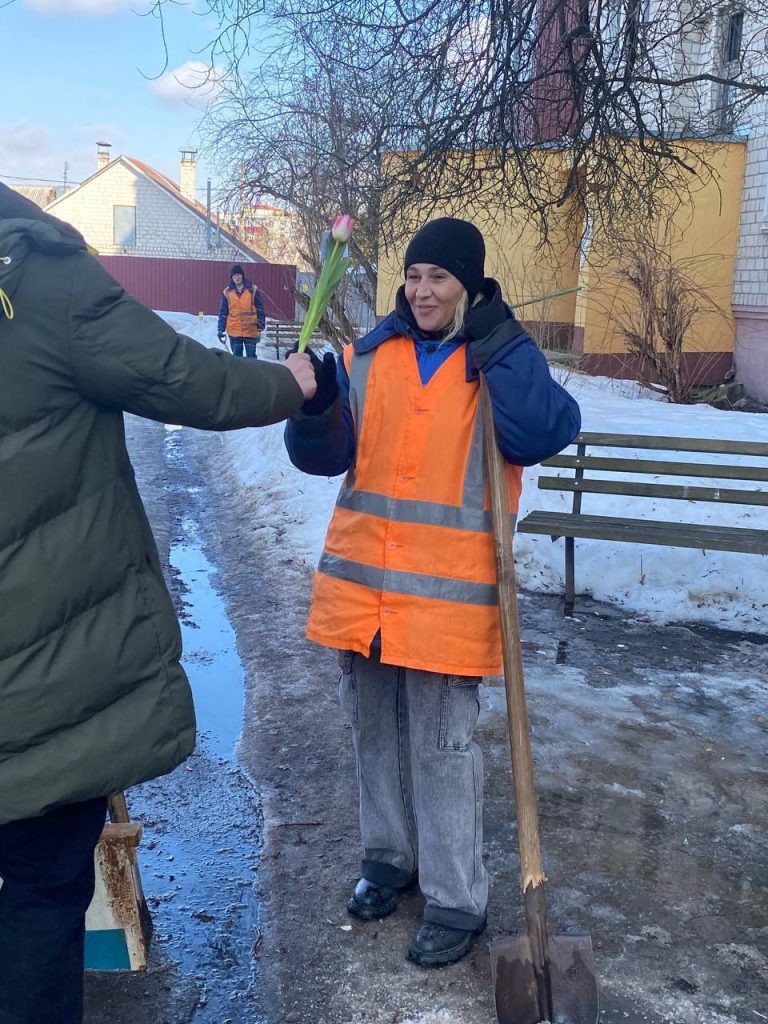 Как студенты БГАЭК поздравляли сотрудниц ЖКХ с 8 Марта