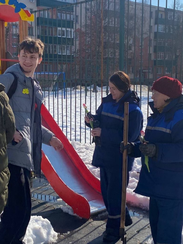 Как студенты БГАЭК поздравляли сотрудниц ЖКХ с 8 Марта