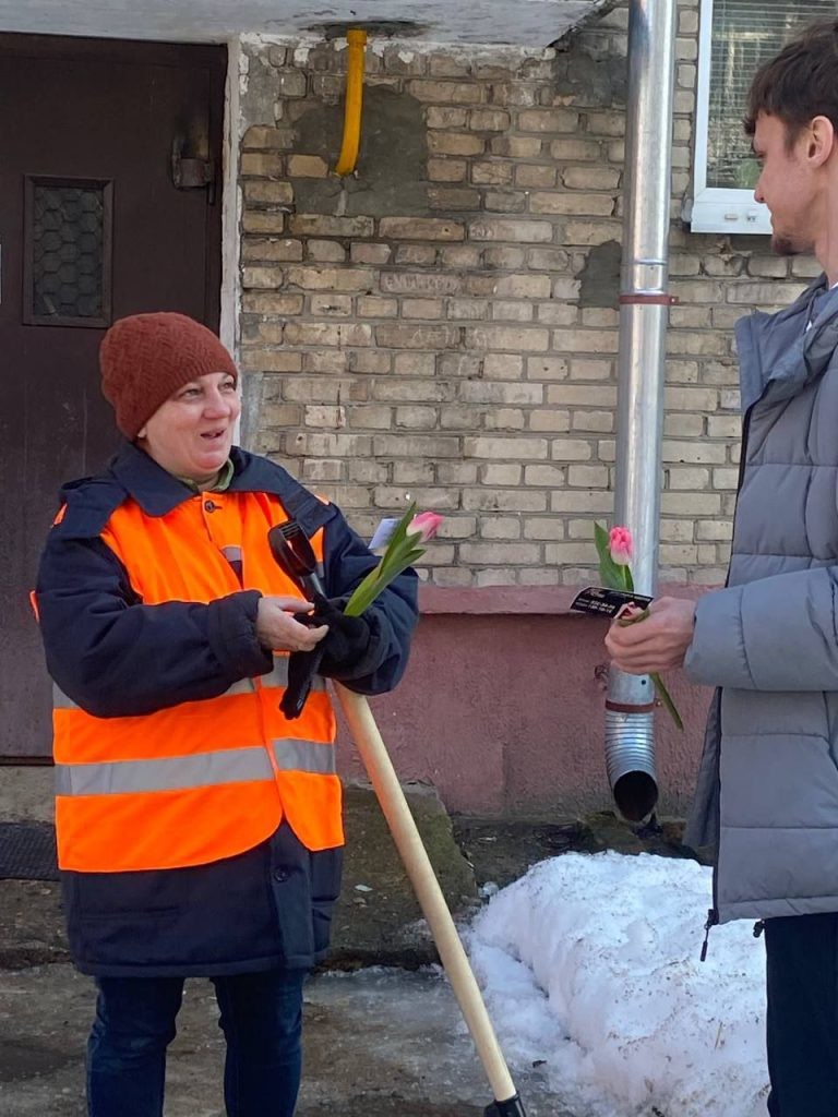 Как студенты БГАЭК поздравляли сотрудниц ЖКХ с 8 Марта