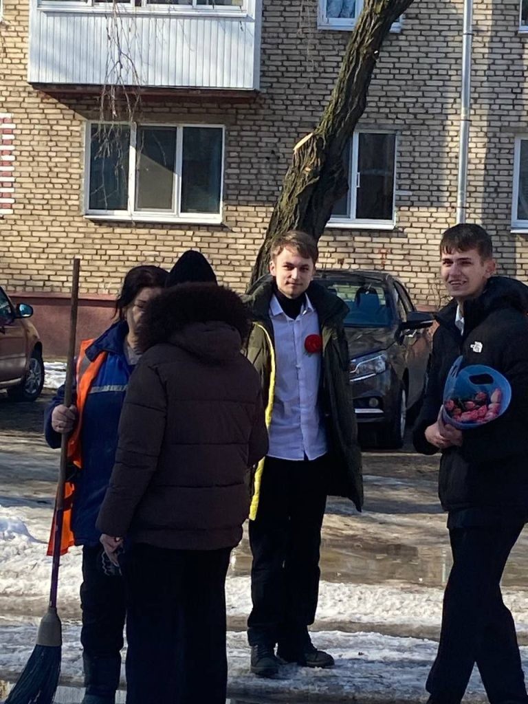 Как студенты БГАЭК поздравляли сотрудниц ЖКХ с 8 Марта