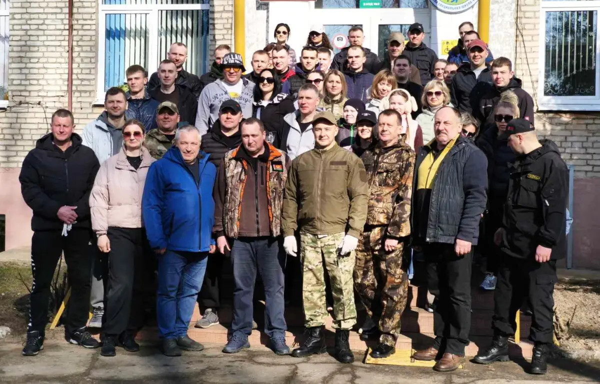 Бобруйский райисполком организовал трудовой десант по озеленению Каменской школы-интерната