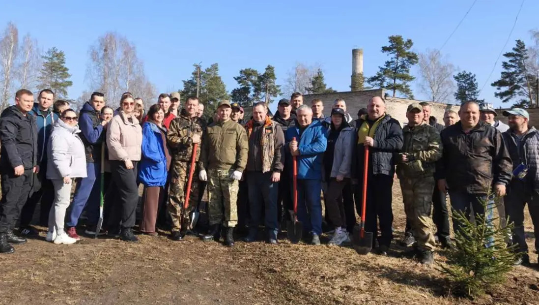 Бобруйский райисполком организовал трудовой десант по озеленению Каменской школы-интерната
