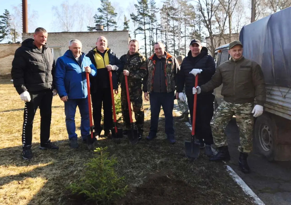 Бобруйский райисполком организовал трудовой десант по озеленению Каменской школы-интерната