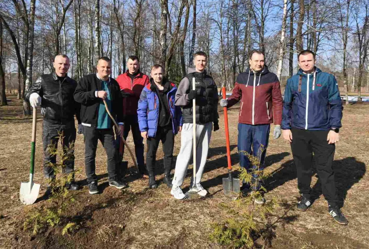 Бобруйский райисполком организовал трудовой десант по озеленению Каменской школы-интерната