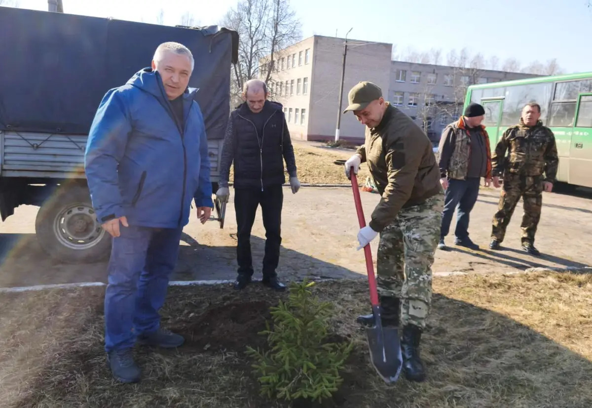 Бобруйский райисполком организовал трудовой десант по озеленению Каменской школы-интерната