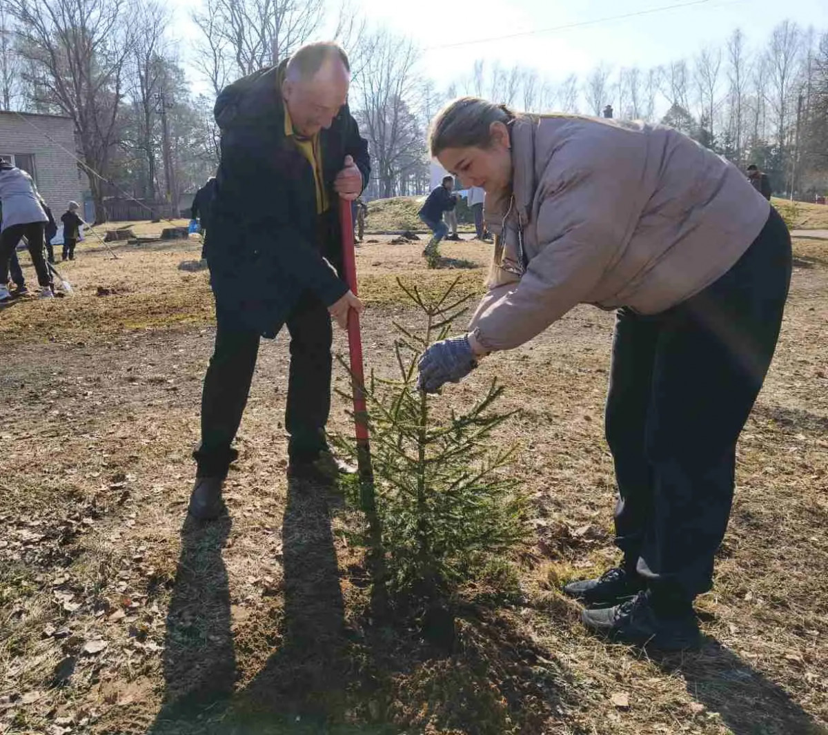 Бобруйский райисполком организовал трудовой десант по озеленению Каменской школы-интерната