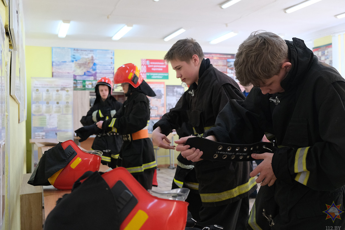 Бобруйские школьники соревновались в умениях юных спасателей-пожарных