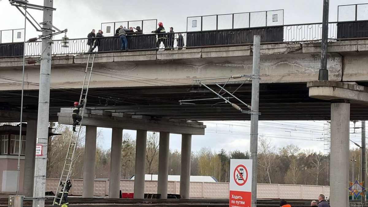 Спасатели в Бобруйске спасли мужчину, пытавшегося спрыгнуть с путепровода Спасатели в Бобруйске спасли мужчину, пытавшегося спрыгнуть с путепровода