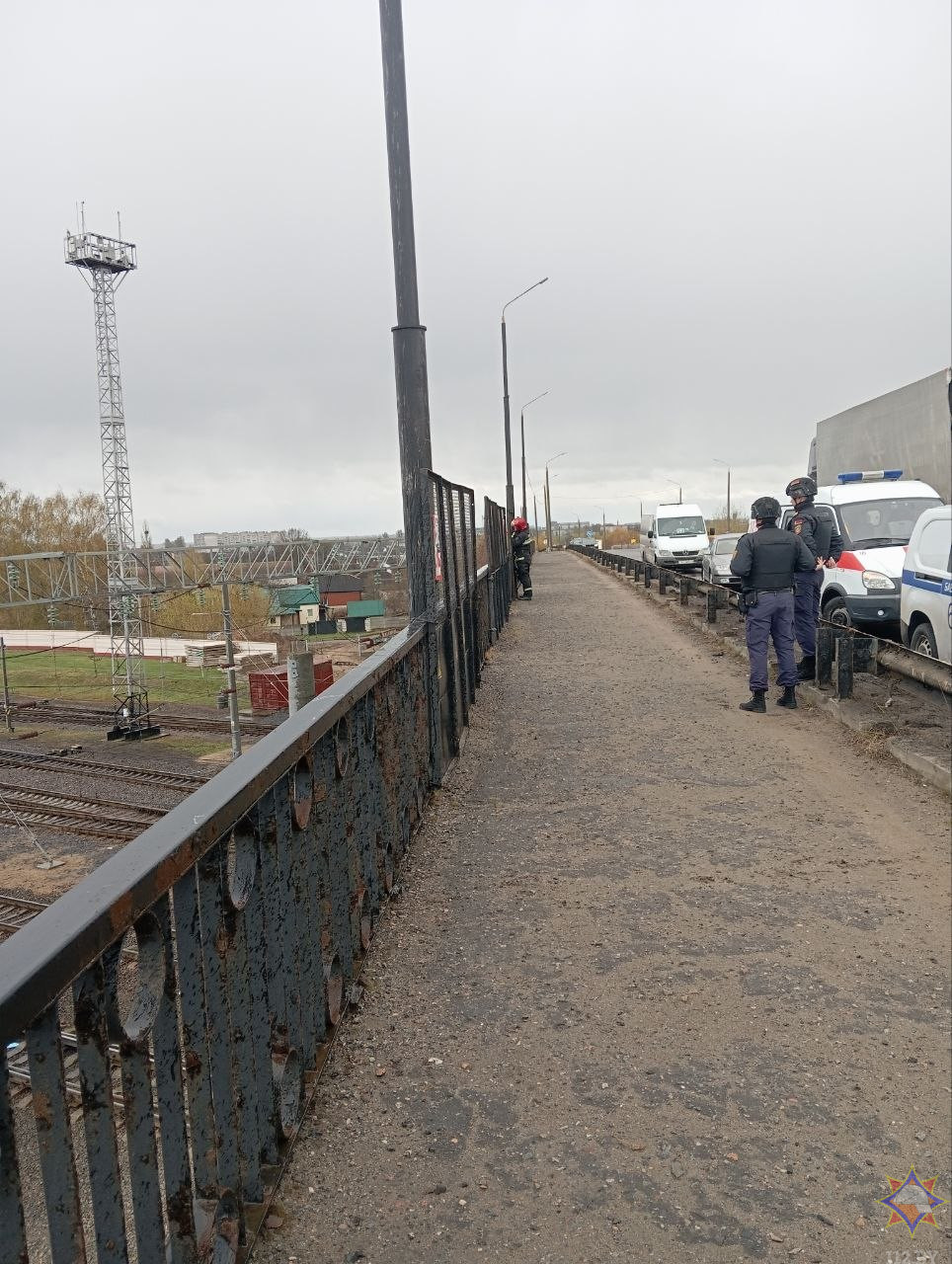 Спасатели в Бобруйске спасли мужчину, пытавшегося спрыгнуть с путепровода Спасатели в Бобруйске спасли мужчину, пытавшегося спрыгнуть с путепровода