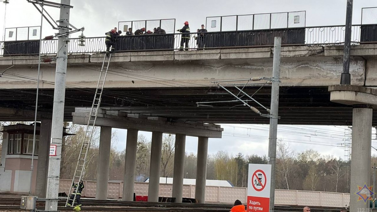 Спасатели в Бобруйске спасли мужчину, пытавшегося спрыгнуть с путепровода Спасатели в Бобруйске спасли мужчину, пытавшегося спрыгнуть с путепровода