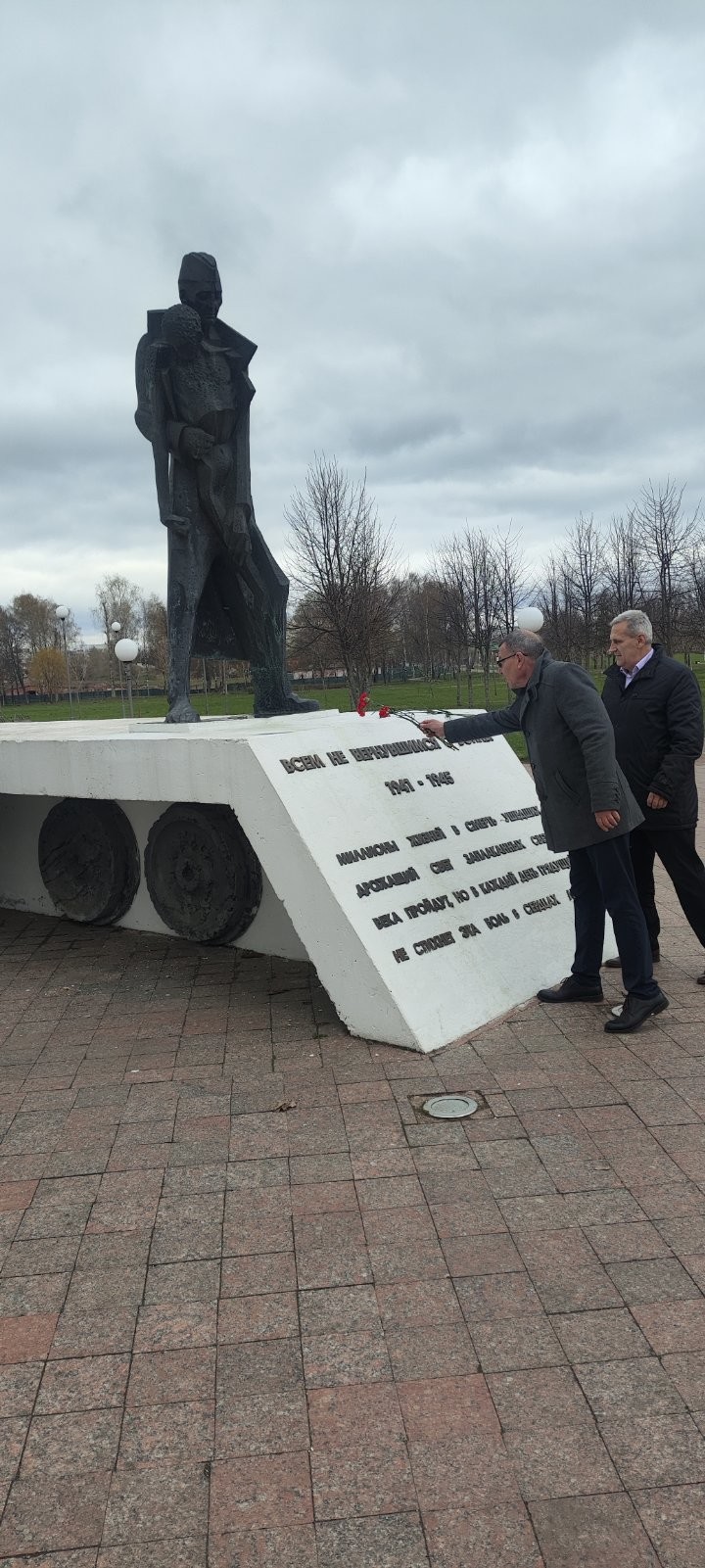 Сотрудники областной инспекции Госстандарта возложили цветы к Мемориальному комплексу &laquo;Жертвам фашизма&raquo; в Бобруйске