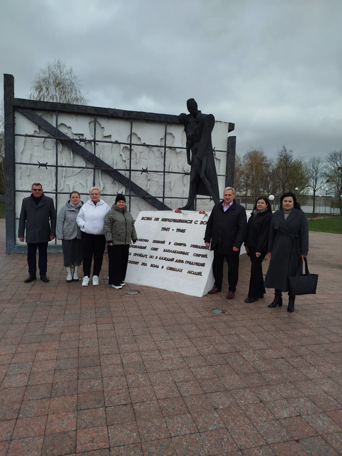 Сотрудники областной инспекции Госстандарта возложили цветы к Мемориальному комплексу &laquo;Жертвам фашизма&raquo; в Бобруйске