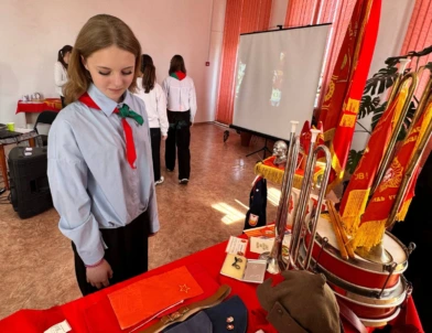 Горны, значки, галстуки: учащийся из Бобруйска представил свою выставку о пионерии в Витебской области