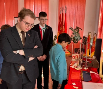 Горны, значки, галстуки: учащийся из Бобруйска представил свою выставку о пионерии в Витебской области